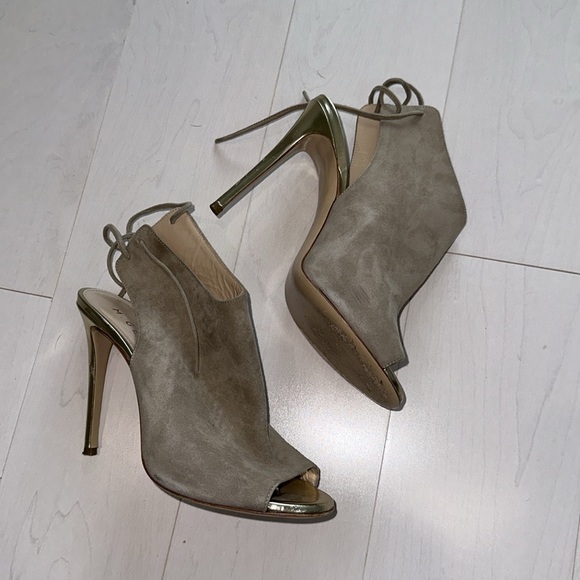 M. Gemi Beige Suede Sandals Size 8.5 - Picture 2 of 3